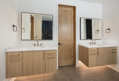 Bridgewood, Rift Cut White Oak, Natural with Light Wash, Scandia