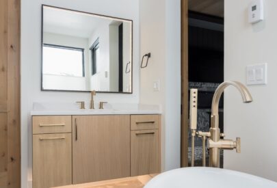 Bridgewood, Rift Cut White Oak, Natural with Light Wash, Scandia