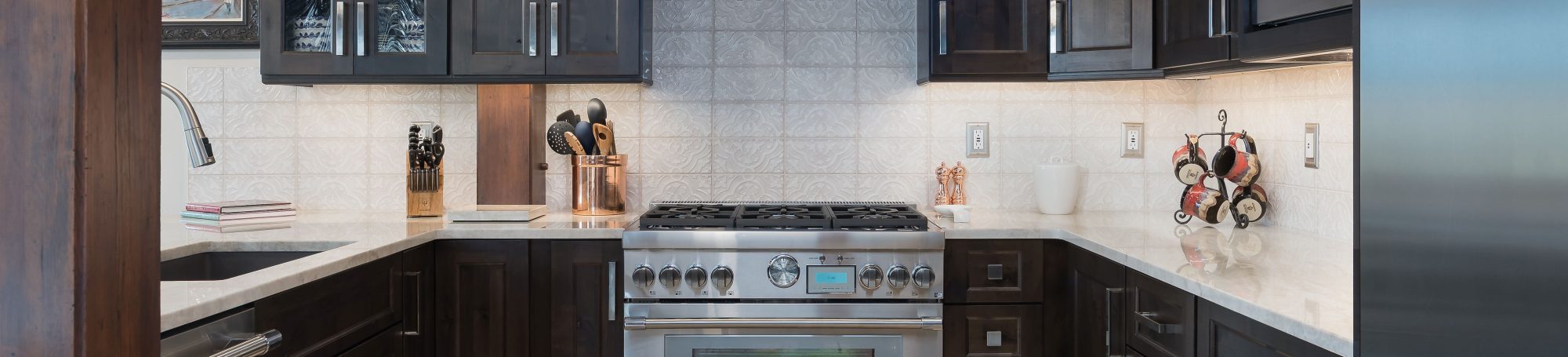 Knotty Alder kitchen cabinetry in Koala stain by Bridgewood Cabinetry